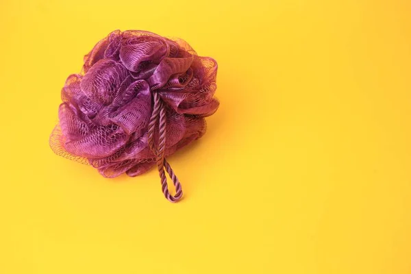 Фіолетовий Душ Жовтому Фоні Простір Тексту — стокове фото