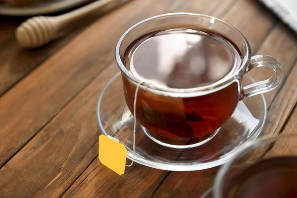 Чайный Пакетик Стеклянной Чашке Деревянном Столе Крупный План — стоковое фото