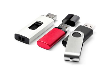 Beyaz arkaplanda farklı usb flash diskleri