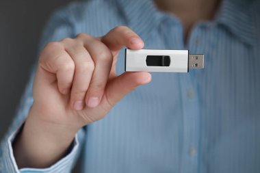 Kadın USB belleği tutuyor, yakın çekim görüntüsü