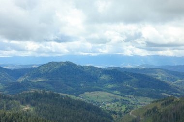 Dağ manzarası ve bulutlu gökyüzü.
