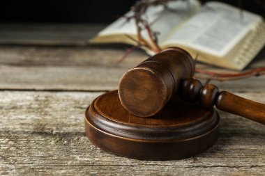 Yargıç Tokmak eski ahşap masada, yakın plan. Metin için boşluk