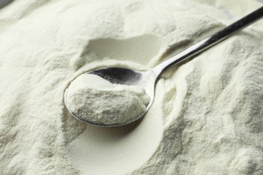 Kaşıkla organik agar tozu, yakın çekim.