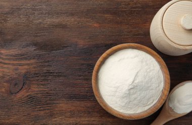 Kase, kutu ve kaşık dolusu agar-agar tozu ahşap masada, düz yerde. Metin için boşluk