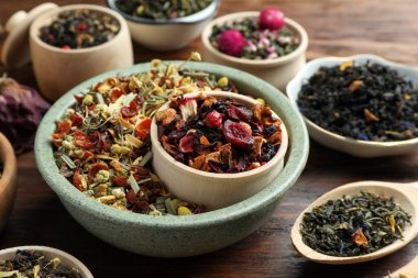 Tahta masada bir sürü farklı bitki çayı var.