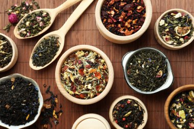 Bambu hasırında birçok farklı bitkisel çay, düzlük.