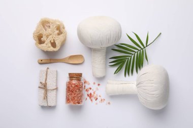 Beyaz arkaplanda farklı spa ürünleri bulunan düz konum