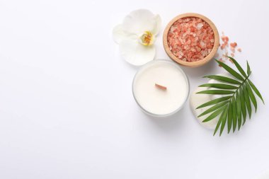 Beyaz arkaplan üzerinde farklı spa ürünleri içeren düz konum, metin için boşluk