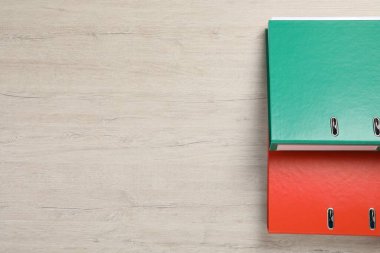 Ofis dosyaları beyaz ahşap masada, düz yerde. Metin için boşluk