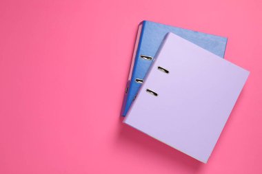 Pembe arka plandaki ofis klasörleri, düz yatış. Metin için boşluk