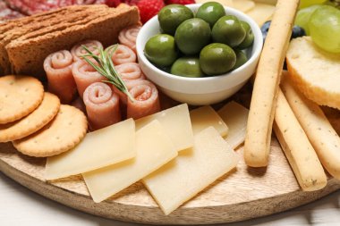 Lezzetli parmesan peyniri ve diğer aperatifler, yakın plan.