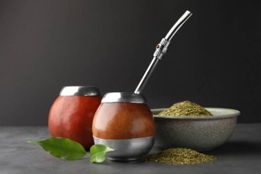 Hafif gri masada çay ve bombilla eşliğinde kabak.