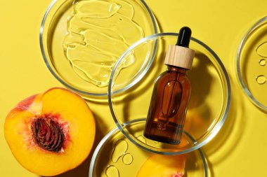 Sarı zemin üzerinde Petri kapları ile düz kompozisyon yatıyordu