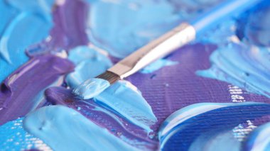 Karışık parlak boyalar ile tuvale sürtünme, yakın çekim