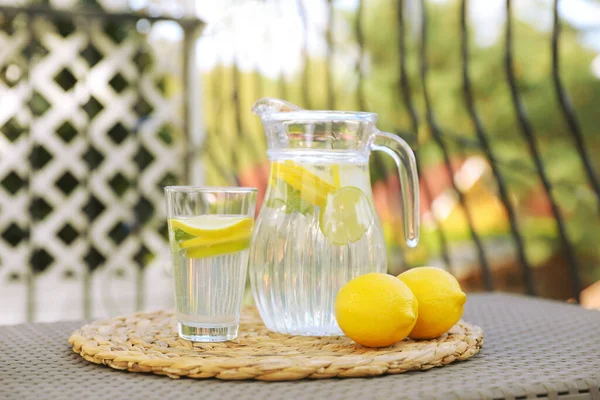 Copo Jarro Água Com Limões Mesa Livre — Fotografia de Stock