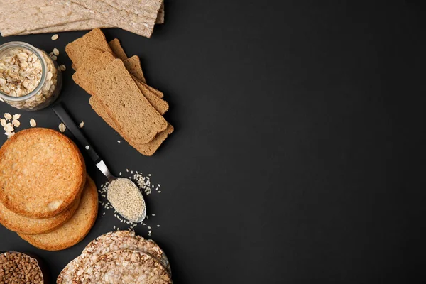 Ψωμί Σίκαλης Κέικ Ρυζιού Και Παξιμάδια Μαύρο Φόντο Επίπεδο Lay — Φωτογραφία Αρχείου