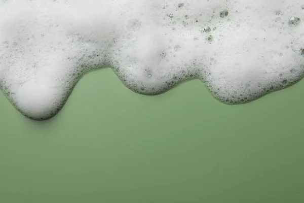 Busa Sabun Lembut Pada Latar Belakang Hijau Tampilan Atas Ruang — Stok Foto