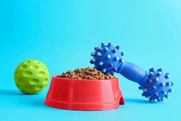 Sällskapsdjur Leksaker Och Matning Skål Ljusblå Bakgrund — Stockfoto