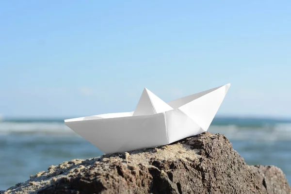Лодка Бумаги Скале Моря — стоковое фото