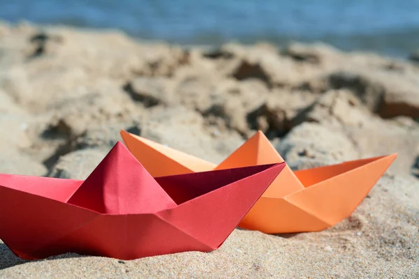 Две Бумажные Лодки Моря Солнечный День Крупный План — стоковое фото