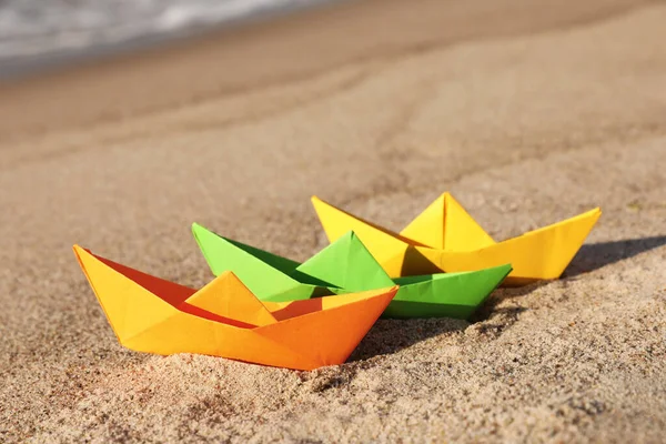 Barche Carta Colore Brillante Sulla Spiaggia Sabbiosa Vicino Mare — Foto Stock