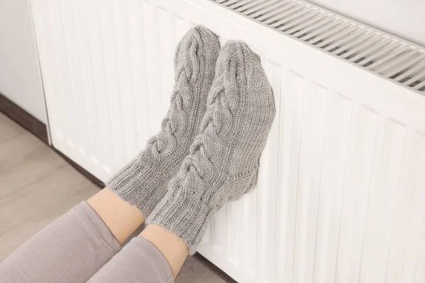 Γυναίκα Πόδια Θέρμανσης Κοντά Θέρμανση Καλοριφέρ Εσωτερικούς Χώρους Closeup — Φωτογραφία Αρχείου