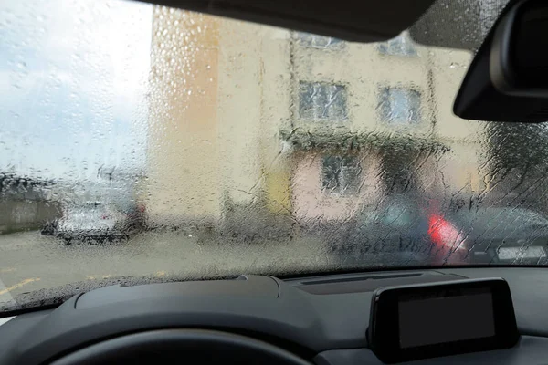 Widok Ulicę Nowoczesnej Szyby Samochodowej Kroplami Deszczu Zbliżenie — Zdjęcie stockowe