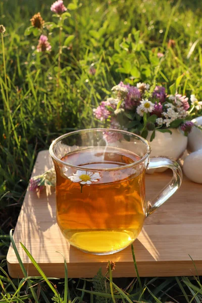 Bir Fincan Aromatik Bitkisel Çay Tokmak Seramik Havan Yeşil Çimlerin — Stok fotoğraf