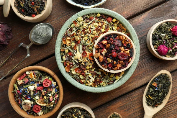 Tahta Masanın Üzerinde Bir Sürü Farklı Bitki Çayı Var — Stok fotoğraf