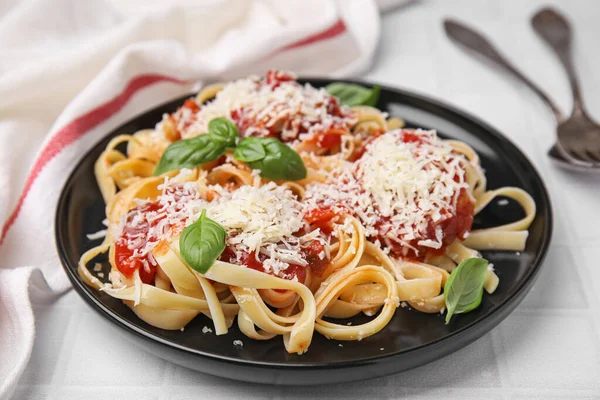 Köstliche Pasta Mit Tomatensauce Basilikum Und Parmesan Auf Weißem Kacheltisch — Stockfoto