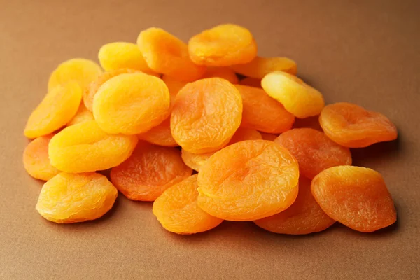 Viele Leckere Getrocknete Aprikosen Auf Hellbraunem Hintergrund Nahaufnahme Gesunde Snacks — Stockfoto
