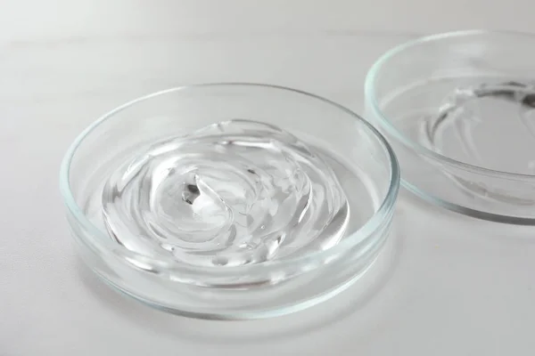 대리석 테이블 액체가 페트리 클로즈업 — 스톡 사진