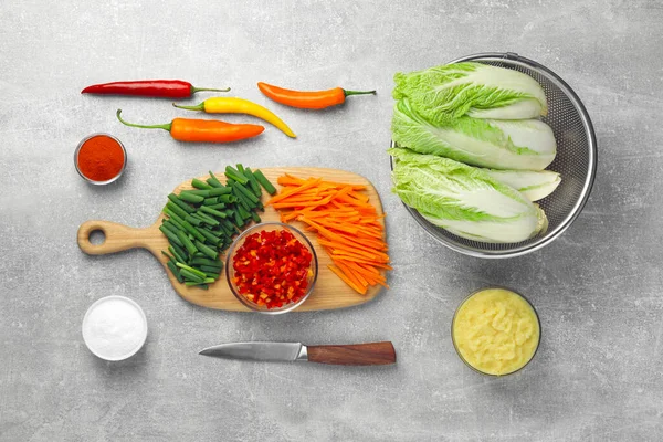 Färska Kinesiska Kål Och Andra Ingredienser För Kimchi Ljusgrå Bord — Stockfoto