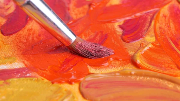 Štětec Umělcově Paletě Smíšenými Barvami Detailní Záběr — Stock fotografie