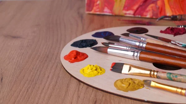 Sanatçı Paleti Ahşap Masa Üzerinde Bir Sürü Renkli Boya Fırça — Stok fotoğraf