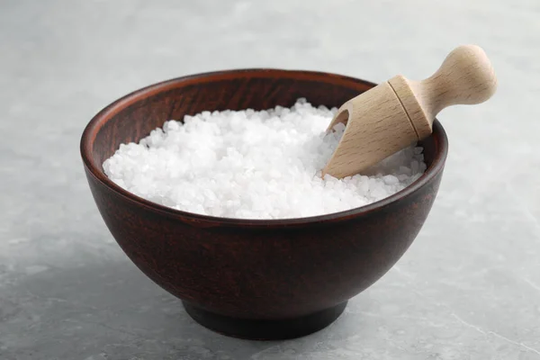 天然海盐放在木制碗中 在浅灰大理石桌上捞起 — 图库照片