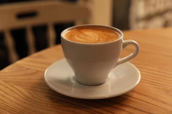 Secangkir Kopi Panas Aromatik Atas Meja Kayu Kafe Closeup — Stok Foto