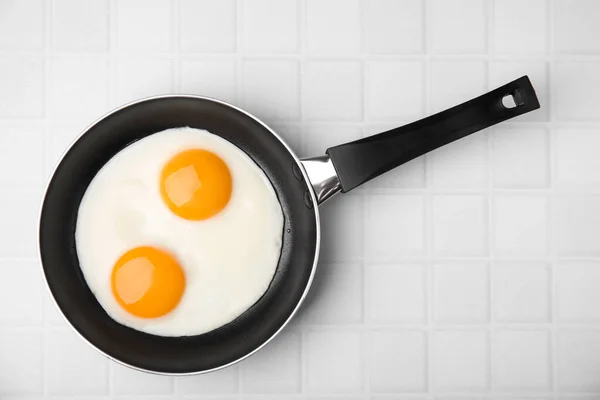 Вкусные Жареные Яйца Кастрюле Белом Столе Вид Сверху — стоковое фото