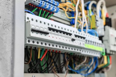 Sigorta kutusunda birçok kablo bulunan elektrik paneli, yakın plan