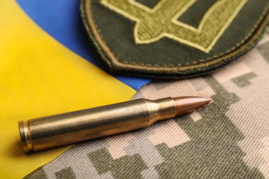 Kurşun, Ukrayna bayrağı ve piksel kamuflajında askeri yama, yakın plan.