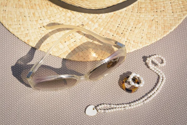 Stylowy Kapelusz Okulary Przeciwsłoneczne Biżuteria Szarej Powierzchni Widok Powyżej — Zdjęcie stockowe