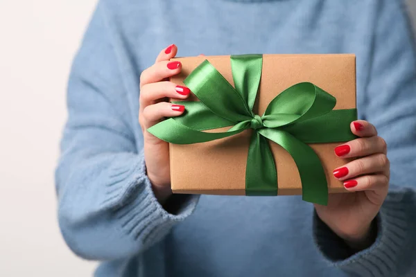 圣诞礼物持白色背景礼品盒的妇女 特写镜头 — 图库照片