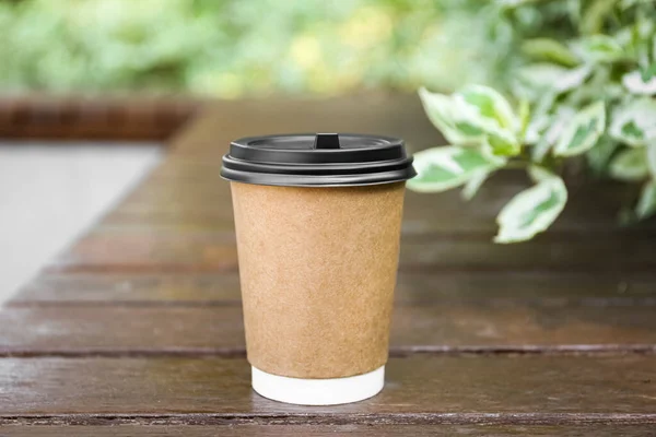 Paper Cup Wooden Bench Outdoors Takeaway Drink - Stock-foto