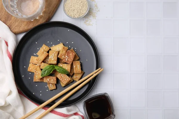 Lahodné Smažené Tofu Bazalkou Sezamovými Semínky Podávanými Bílém Stole Ploché — Stock fotografie