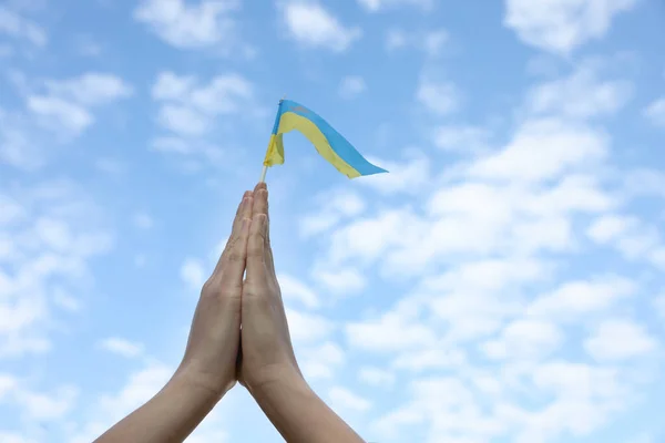 Žena Držící Národní Vlajku Ukrajiny Pod Modrou Oblohou Mraky Detailní — Stock fotografie