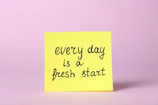 Nota Com Frase Every Day Fresh Start Fundo Rosa Citação — Fotografia de Stock