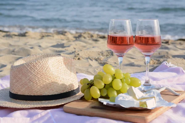 해변에서 피크닉을 포도주와 간식을 곁들인 — 스톡 사진