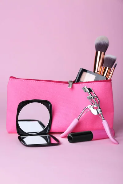 Stilvoller Taschenspiegel Und Kosmetiktasche Mit Make Produkten Auf Violettem Hintergrund — Stockfoto