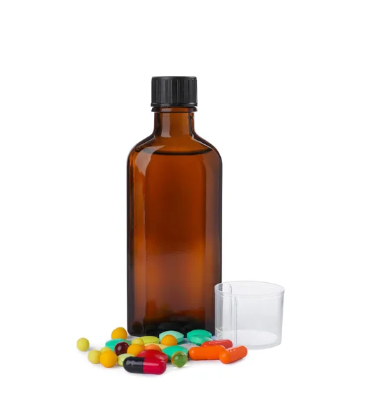 Fles Siroop Maatbeker Met Pillen Witte Achtergrond Hoest Verkoudheid Geneeskunde — Stockfoto