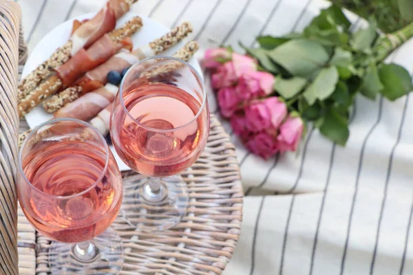 Ποτήρια Από Νόστιμο Ροζέ Κρασί Φαγητό Λουλούδια Και Καλάθι Πικνίκ — Φωτογραφία Αρχείου